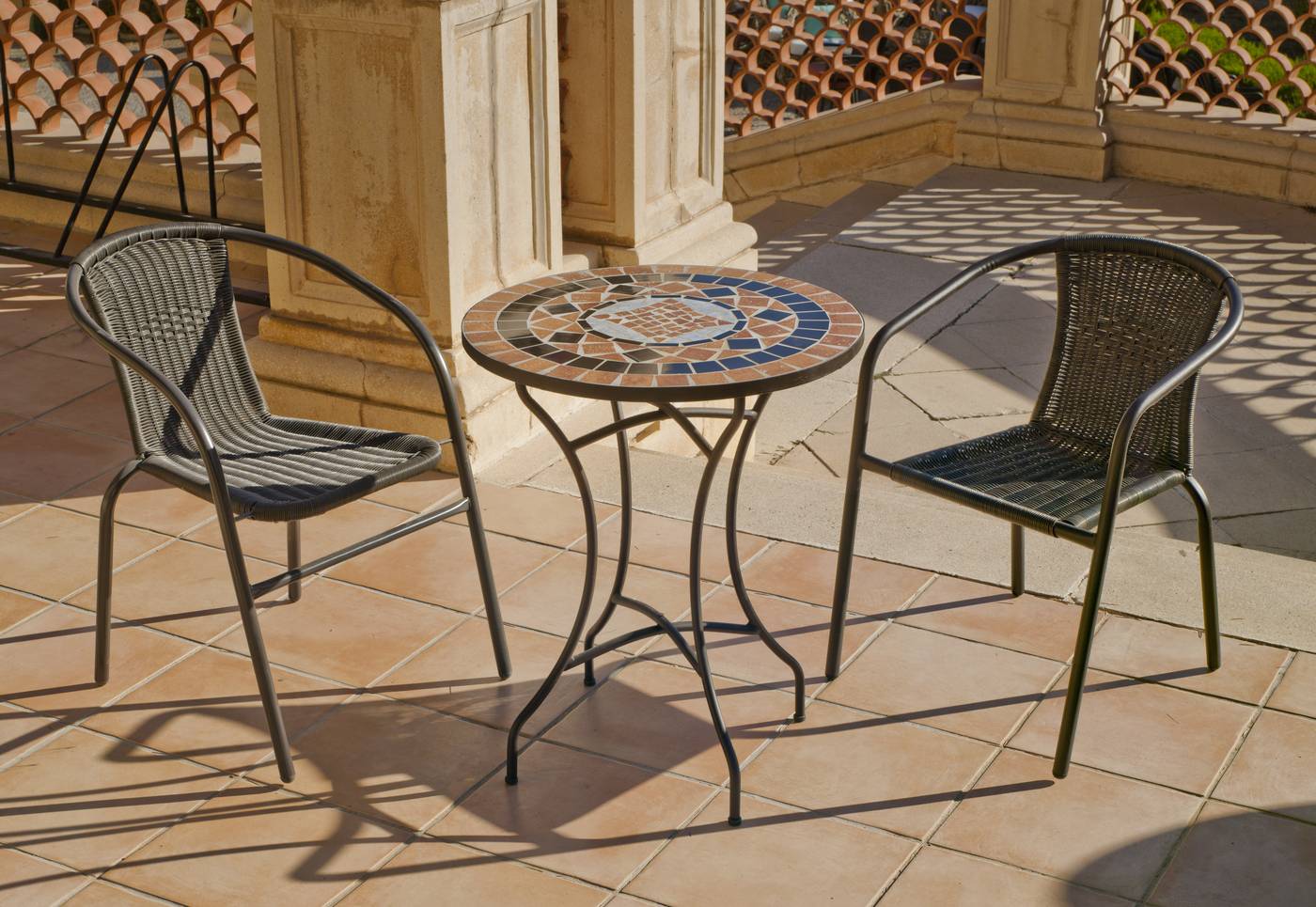 Mesa redonda de forja color bronce, con tablero mosaico de 60 cm, + 2 sillones apilables de wicker