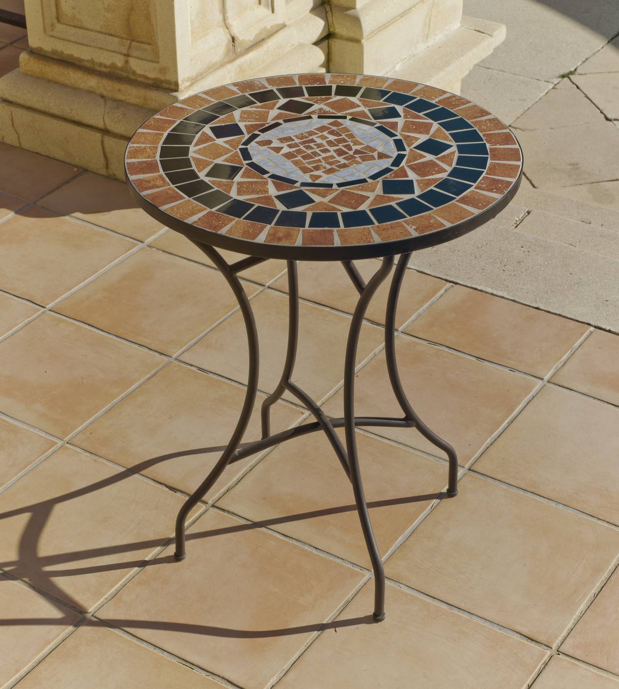 Set Mosaico Yasir-Brasil - Mesa redonda de forja color bronce, con tablero mosaico de 60 cm, + 2 sillones apilables de wicker