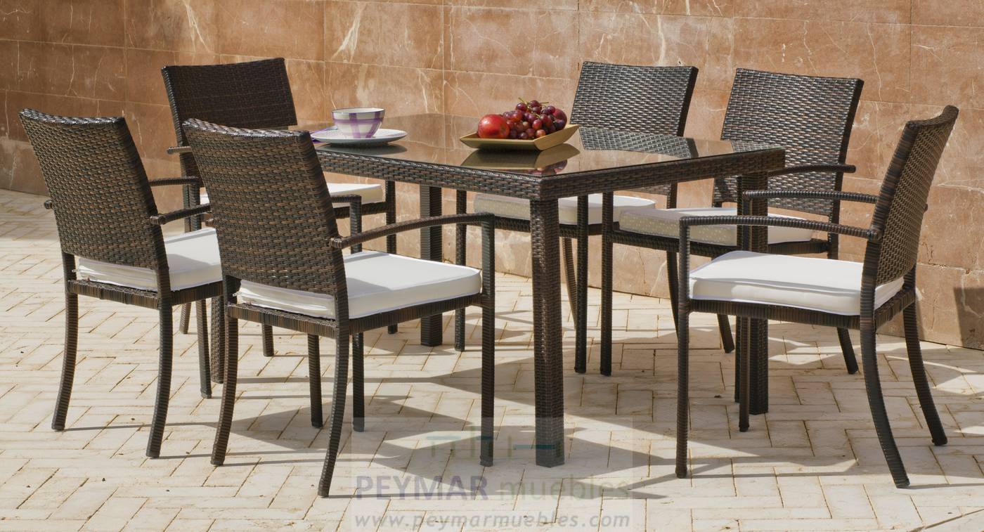 Conjunto de ratán sintético: Mesa rectangular de 150 cm. con tapa de cristal templado y 4 sillones apilables con cojín