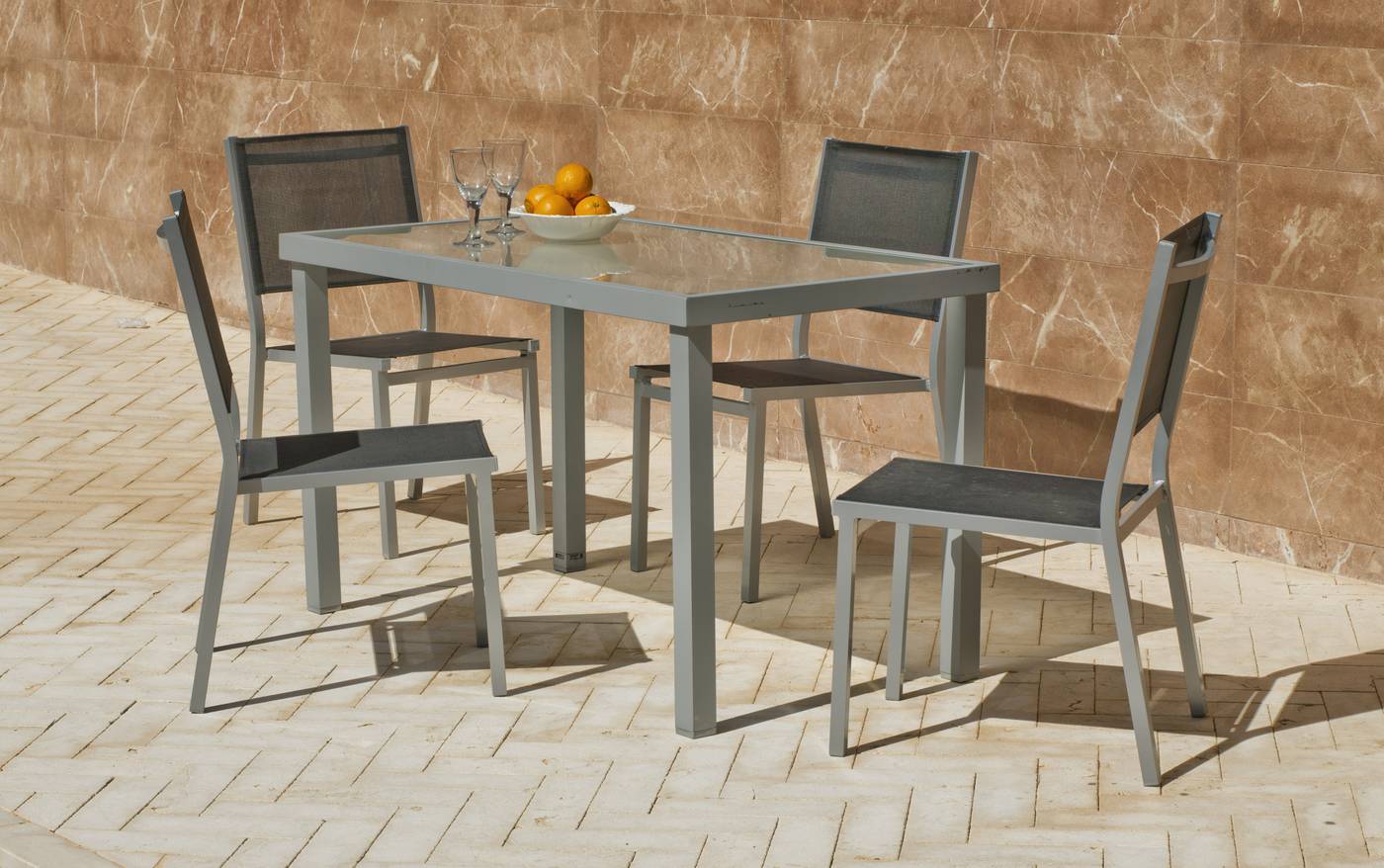 Conjunto de aluminio color plata: mesa rectangular de 130 cm. y 4 sillas de aluminio y textilen
