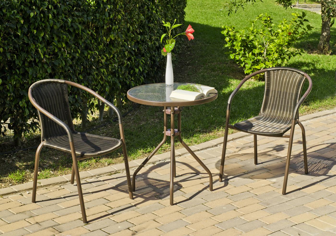 Conjunto de acero color bronce: mesa redonda de 60 cm. Con tapa de cristal templado + 2 sillones apilables de acero y ratán sintético