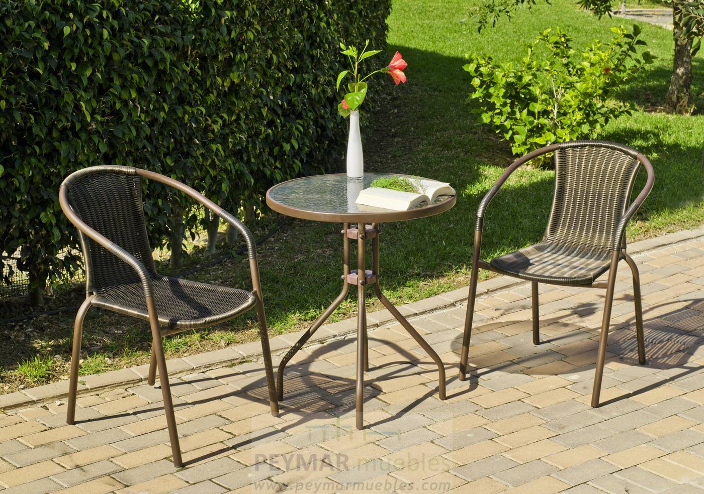 Conjunto de acero color bronce: mesa redonda de 60 cm. Con tapa de cristal templado + 2 sillones apilables de acero y ratán sintético