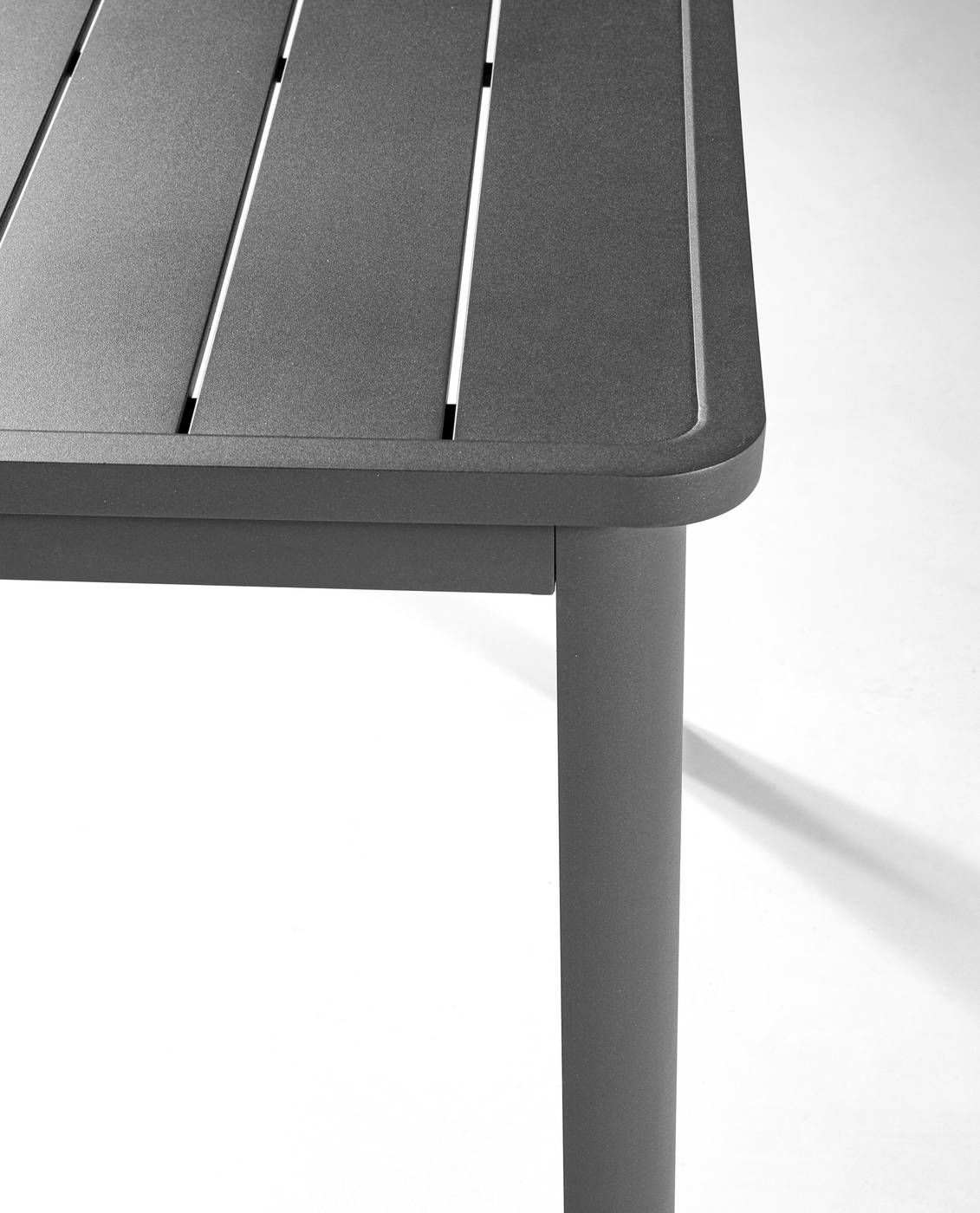 Mesa Cannes Extensible - Mesa rectangular extensible 100% aluminio. Disponible en color antracita o color habana.