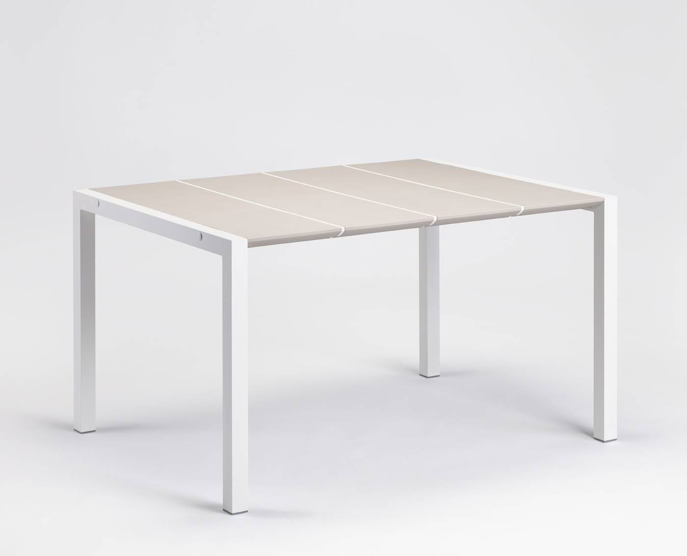 Mesa Eden - Mesa rectangular con tablero de polipropileno y pies de aluminio. Disponible en color gris o color blanco.