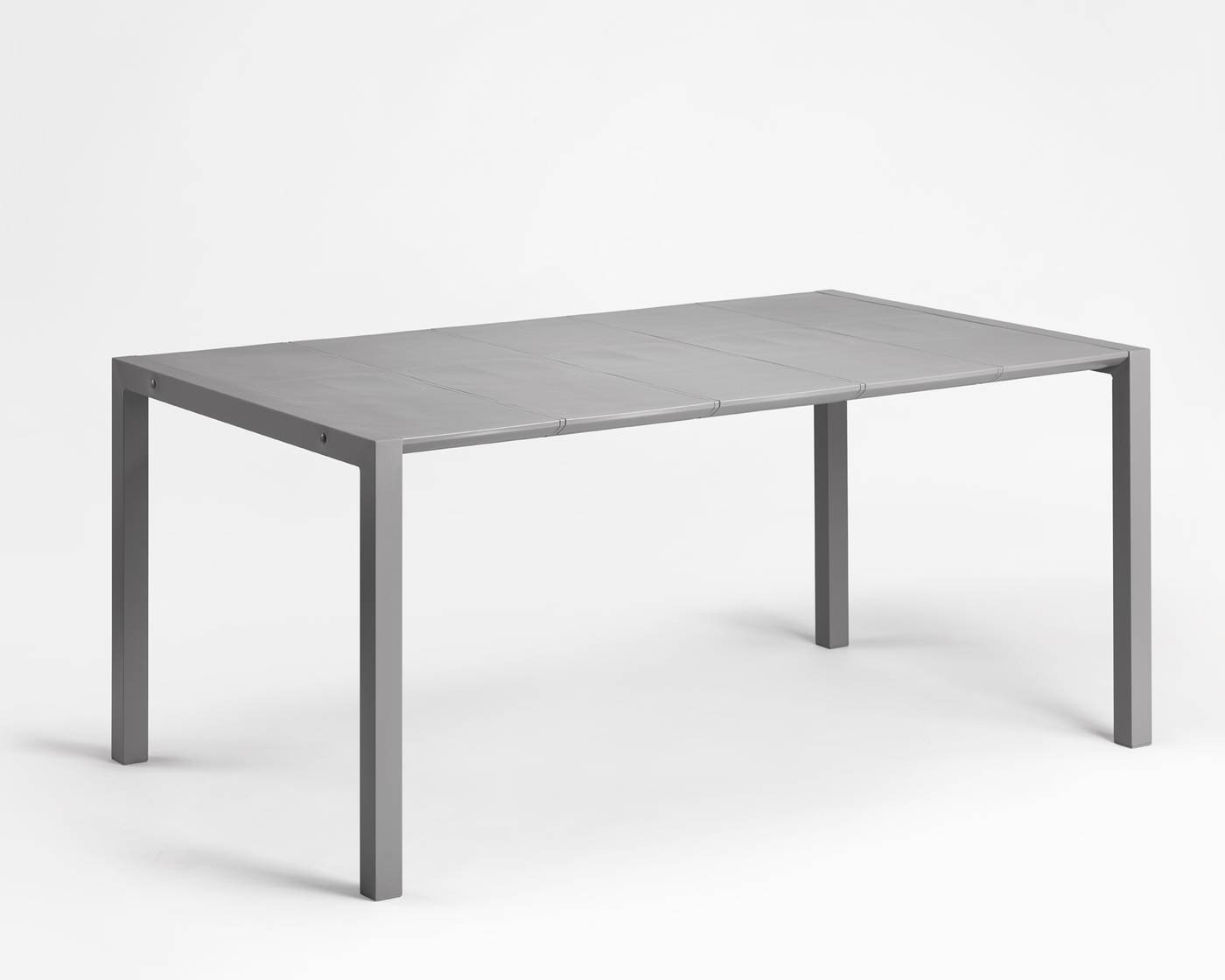 Mesa rectangular con tablero de polipropileno y pies de aluminio. Disponible en color gris o color blanco.