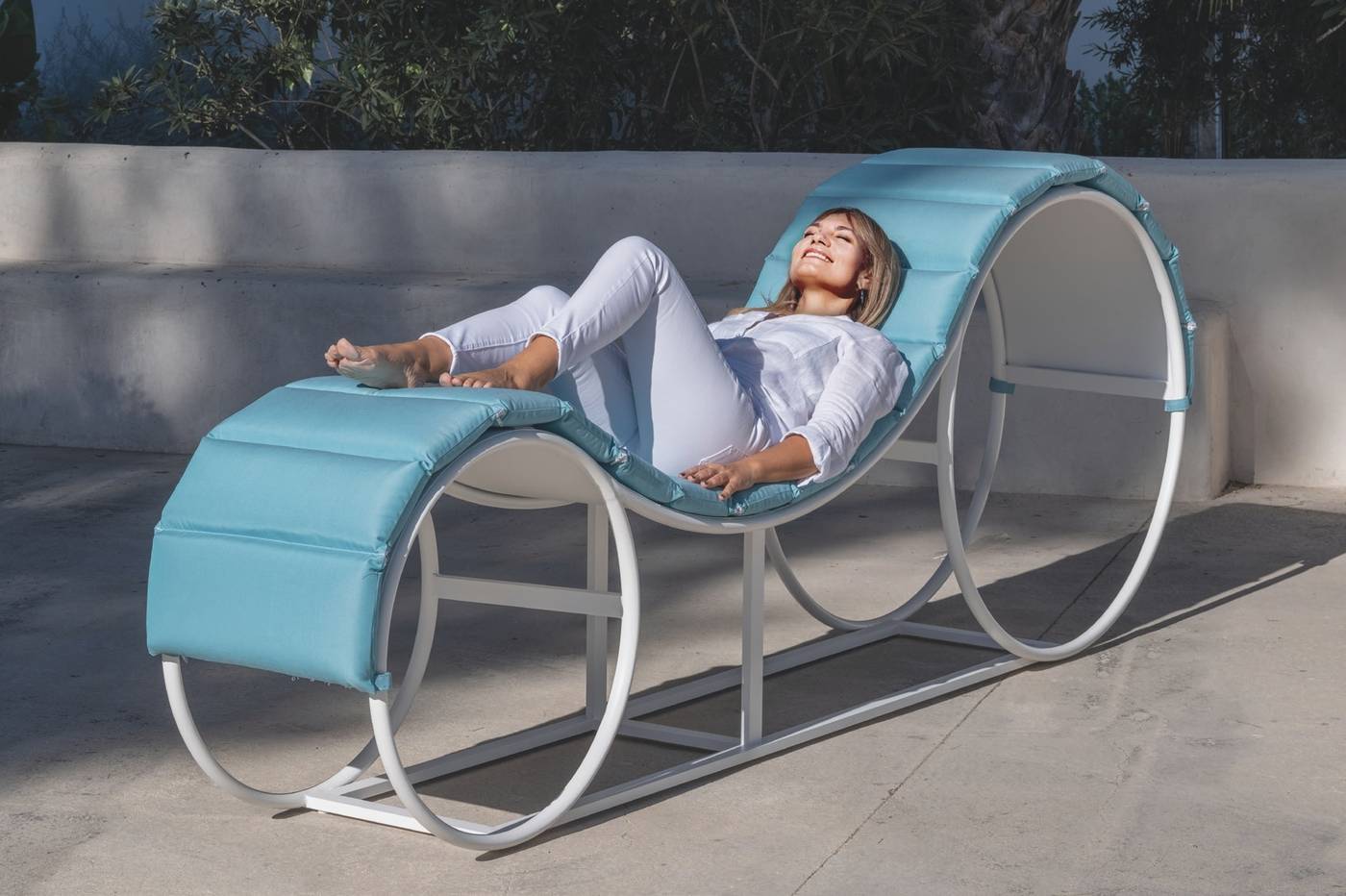 Cama Aluminio Opalo - Innovadora y vanguardista cama/tumbona de aluminio con cojín. Disponible en 5 colores diferentes.