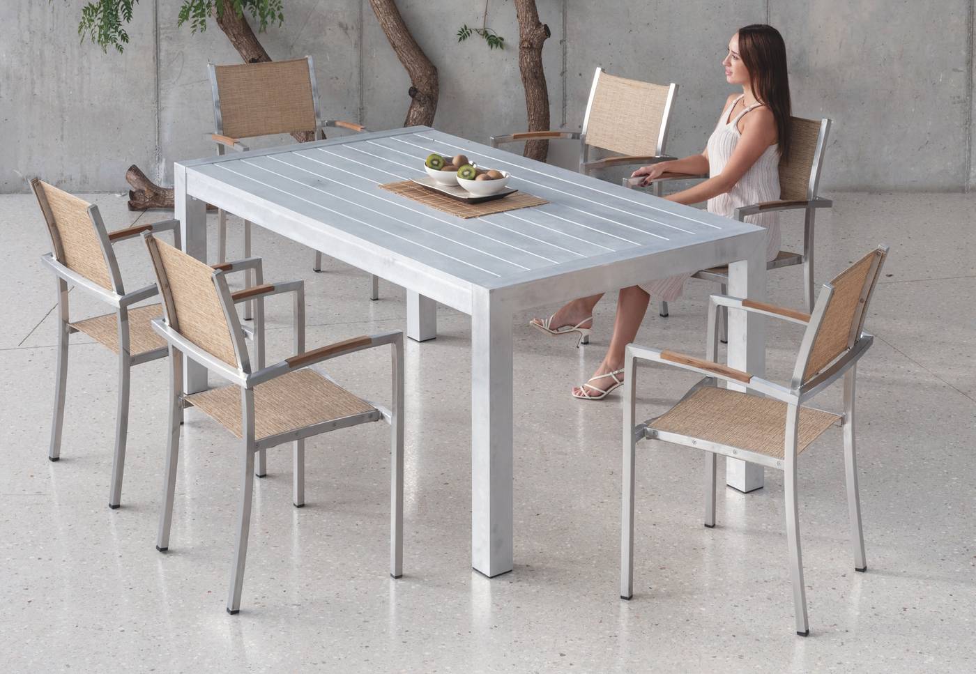Conjunto color plata: Mesa de aluminio con tablero de lamas de aluminio + 4 sillones de acero inoxidable y textilen.