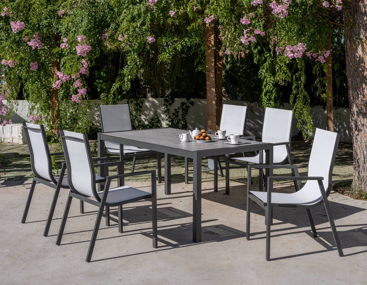 Conjunto formado por: Mesa rectangular aluminio con tablero HPL de 160 cm + 4 sillones de aluminio y textilen. Colores: blanco y antracita.