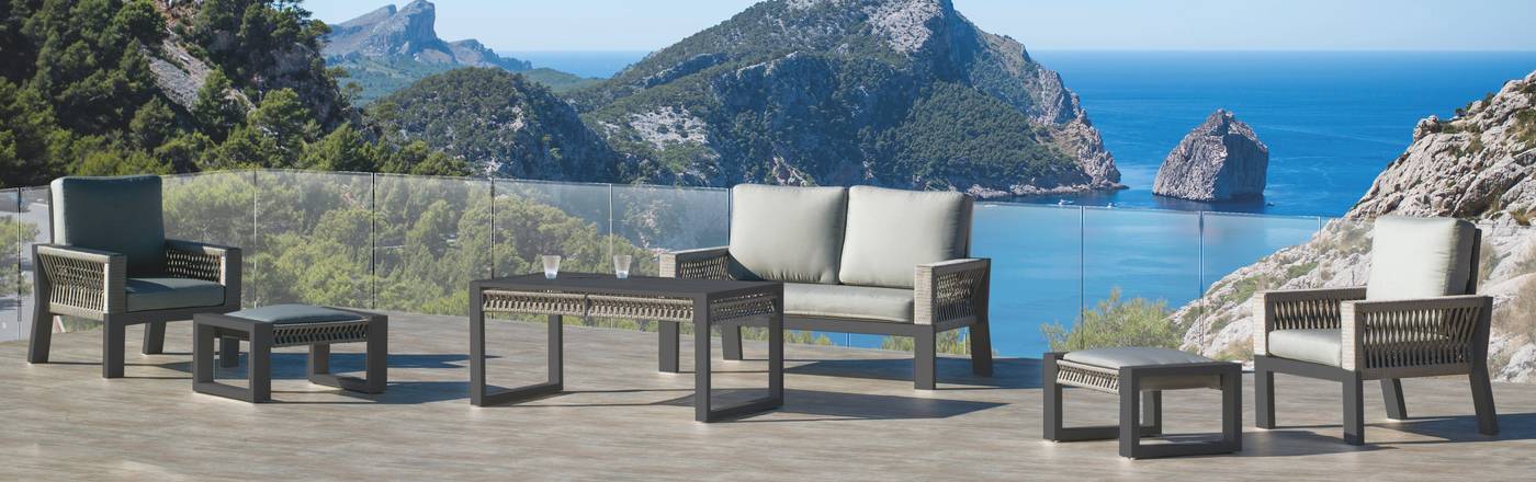 Conjunto aluminio-cuerda: 1 sofá de 2 plazas + 2 sillones + 1 mesa de centro + 2 taburetes. Disponible en color blanco, gris, marrón o champagne.