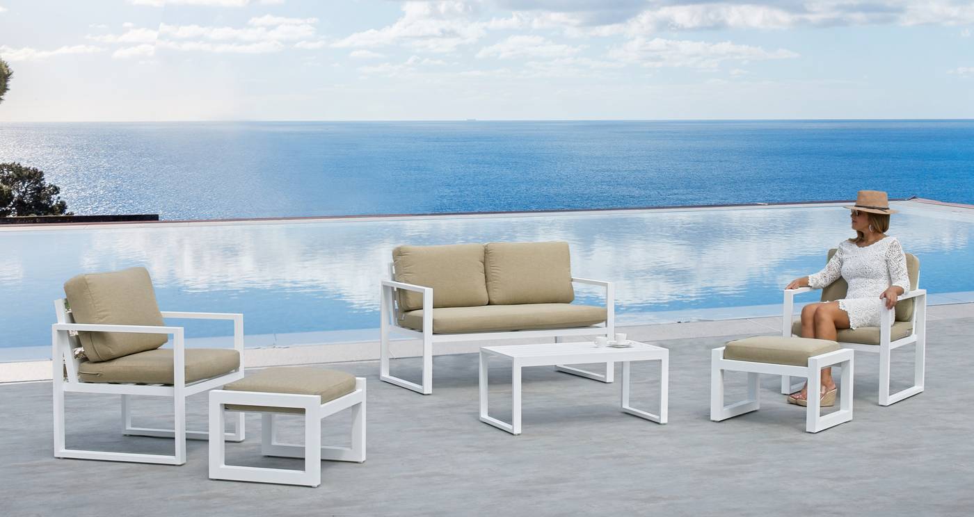 Conjunto aluminio: 1 sofá 2 plazas + 2 sillones + 1 mesa de centro + 2 reposapiés. Disponible en cinco colores diferentes.
