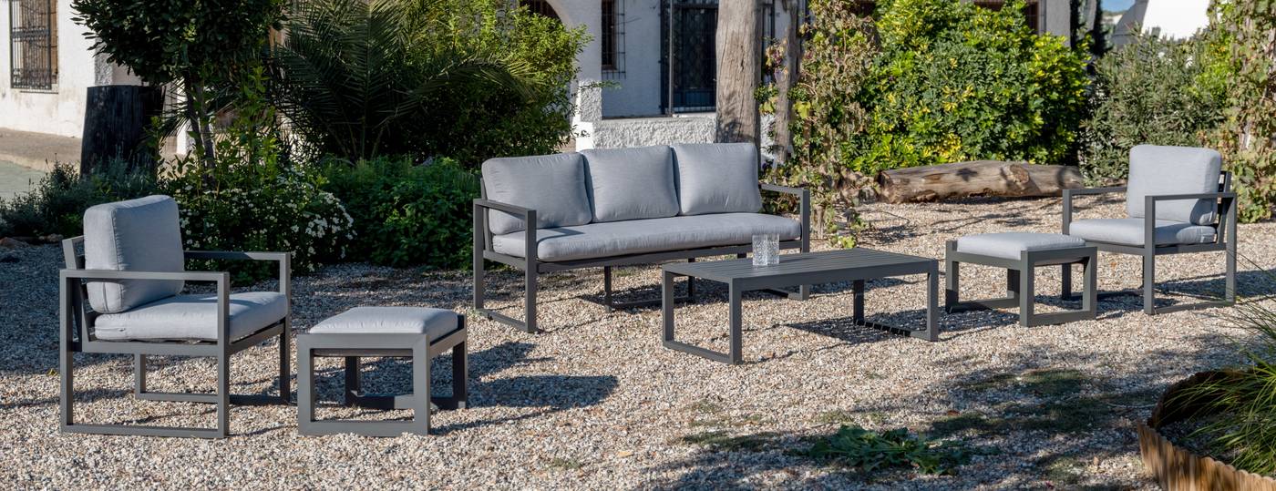 Conjunto aluminio: 1 sofá 3 plazas + 2 sillones + 1 mesa de centro + 2 reposapiés. Disponible en cinco colores diferentes.