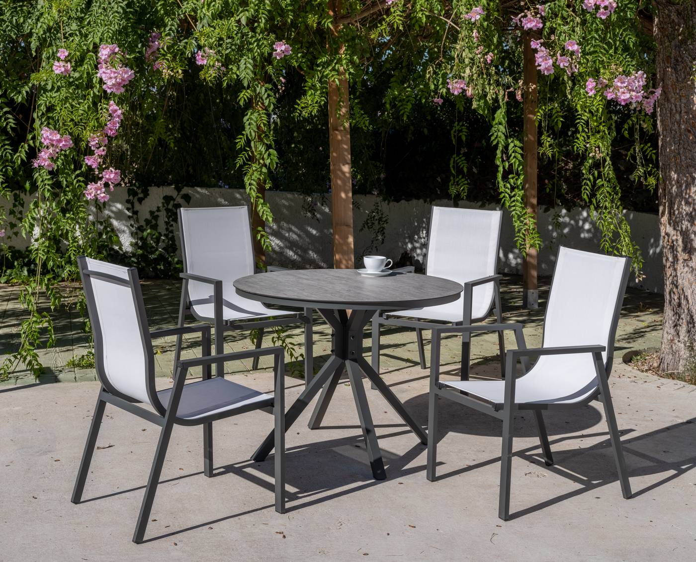 Conjunto Giglio100-Sidney - Conjunto aluminio: mesa redonda de 100 cm con tablero HPL + 4 sillones de alumino y textilen. Colores: blanco o antracita.