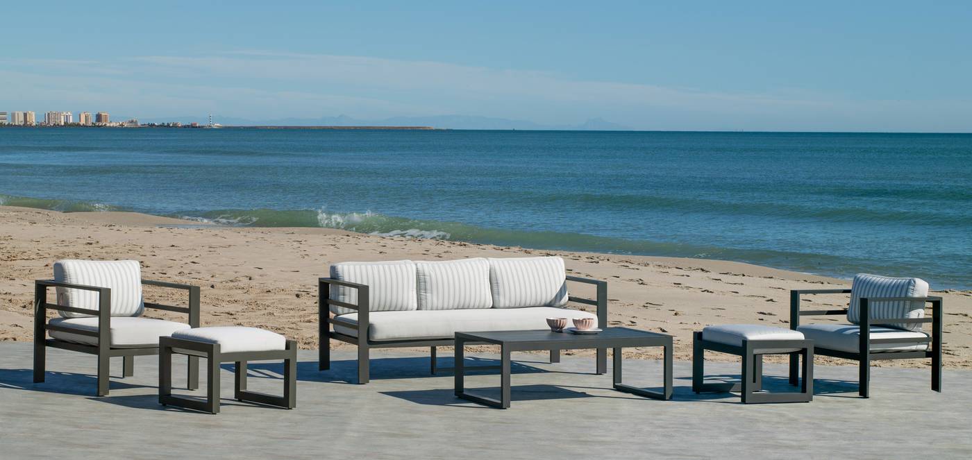 Conjunto de aluminio: 1 sofá 3 plazas + 2 sillones + 1 mesa de centro + 2 reposapiés. Disponible en cinco colores diferentes.