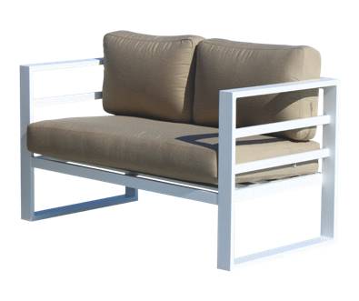 Sofá 2 plazas de aluminio con cojines desenfundables. Estructura disponible en cinco colores diferentes.