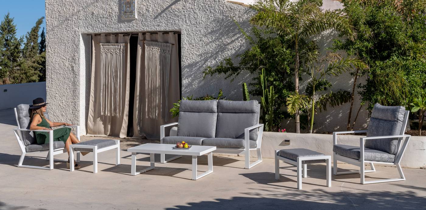 Conjunto de aluminio formado por: 1 sofá de 2 plazas + 2 sillones + 1 mesa de centro + 2 taburetes. Colores: blanco, plata, marrón, champagne o antracita.
