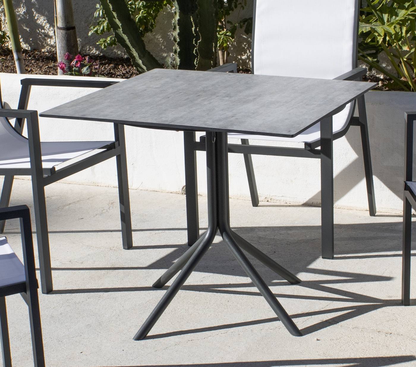 Mesa cuadrada con patas ensambladas de aluminio y tablero HPL de 70 cm. Disponible en varios colores.