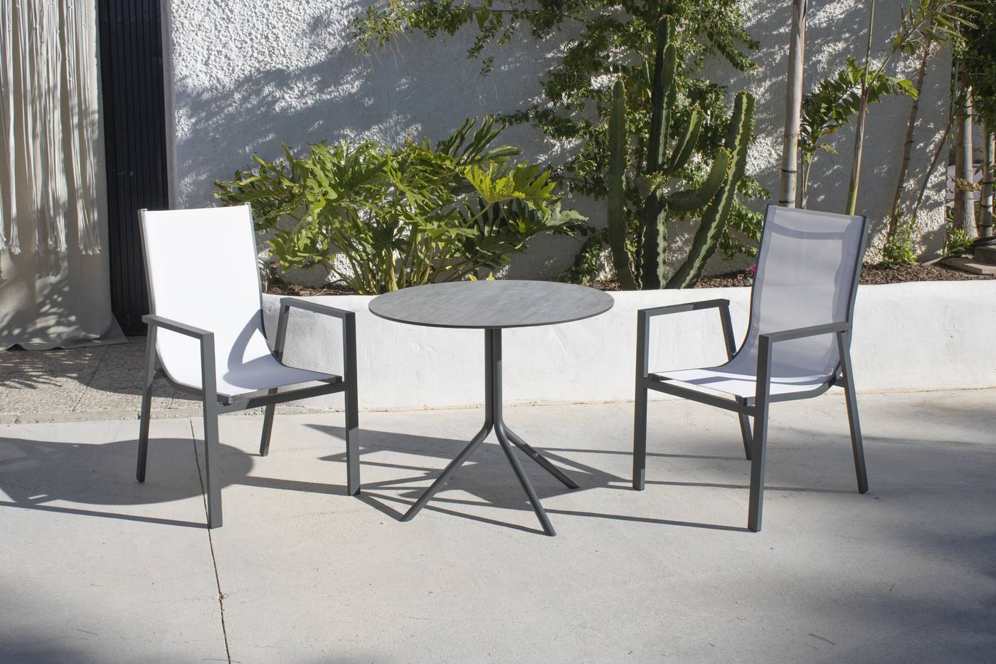 Sillón Aluminio Sidney - Sillón apilable de aluminio color blanco o antracita, con asiento y respaldo integrado de textilen