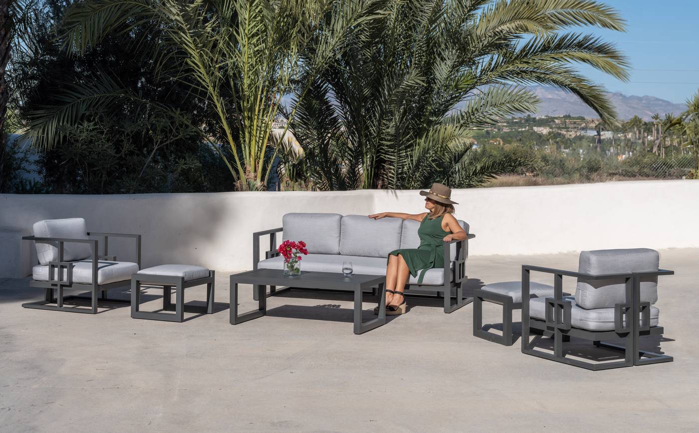 Conjunto de aluminio: sofá de 3 plazas + 2 sillones + 1 mesa de centro + 2 reposapiés. Disponible en color blanco, antracita, marrón, champagne o plata.