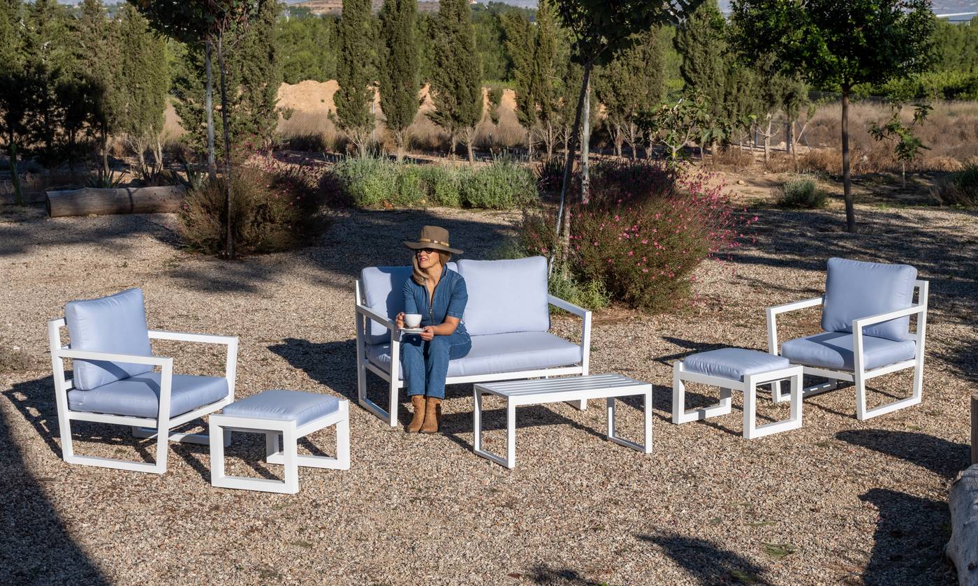 Conjunto de aluminio para exterior: sofá 2 plazas + 2 sillones + mesa de centro. Disponible en cinco colores diferentes.