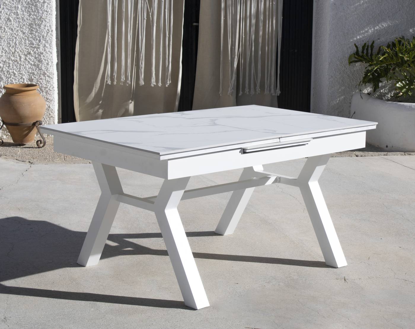 Mesa de aluminio extensible de 170 a 220 cm, con tablero fenólico de alta calidad. Disponible en varios colores.