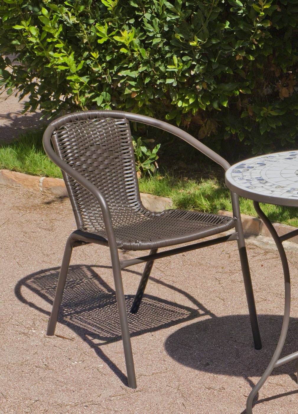Set Acero Brasil-90 - Conjunto de acero color bronce: mesa redonda de 90 cm. Con tapa de cristal templado y 4 sillones apilables de wicker reforzado