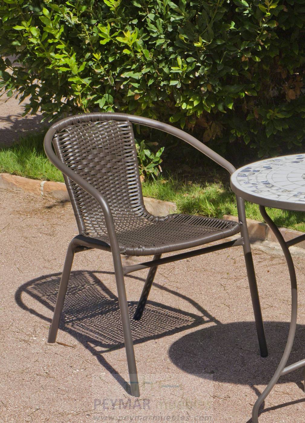 Conjunto Mosaico Neypal75-Brasil - Mesa de forja color bronce, con tablero mosaico de 75 cm + 4 sillones apilables de wicker sintético.