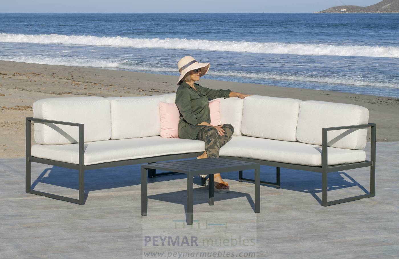 Rinconera modular de 5 plazas con cojines desenfundables. Estructura de aluminio color blanco o antracita.
