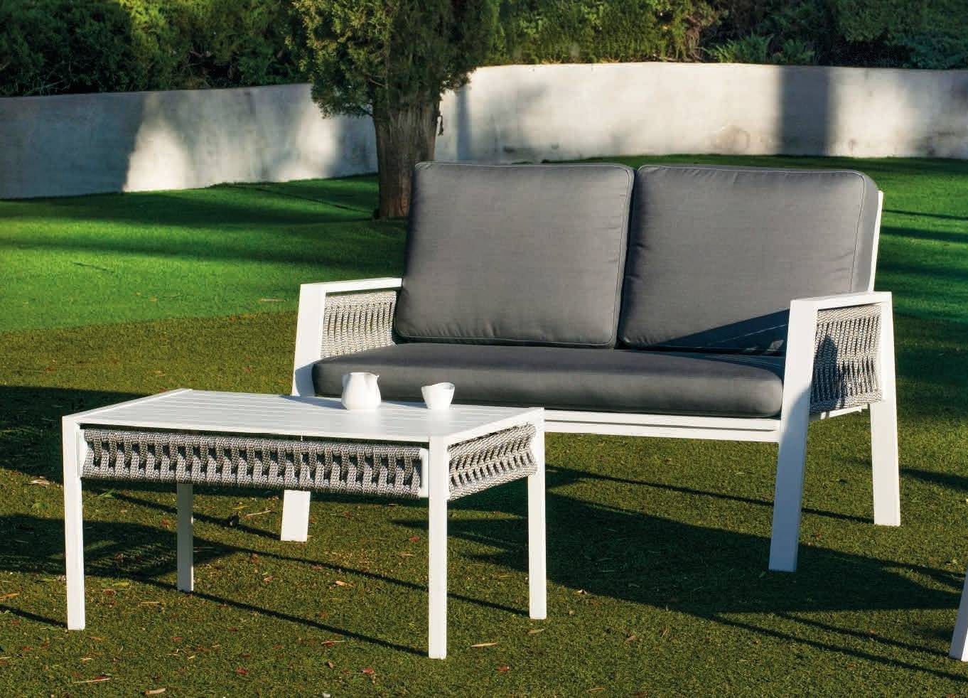 Sofá relax 2 plazas con cojines desenfundables. Estructura de aluminio recubierta de cuerda. En color blanco, gris, marrón o champagne.