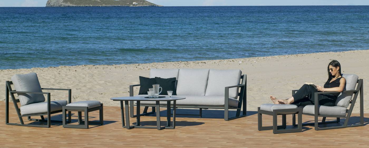 Lujoso conjunto de aluminio: 1 sofá de 3 plazas + 2 sillones + 2 reposapiés + 1 mesa de centro + cojines.