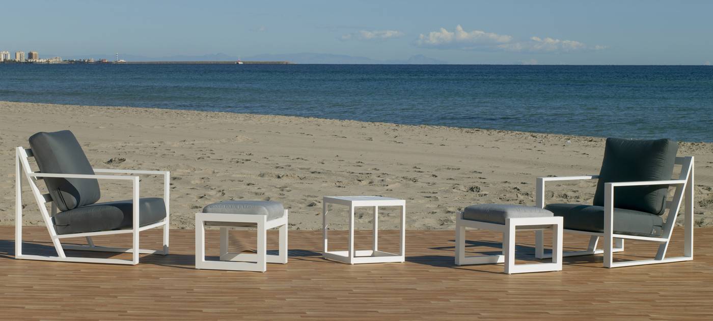 Lujoso conjunto de aluminio: 2 sillones + 2 reposapiés + 1 mesa auxiliar. Disponible en color blanco, antracita, champagne, plata o marrón.
