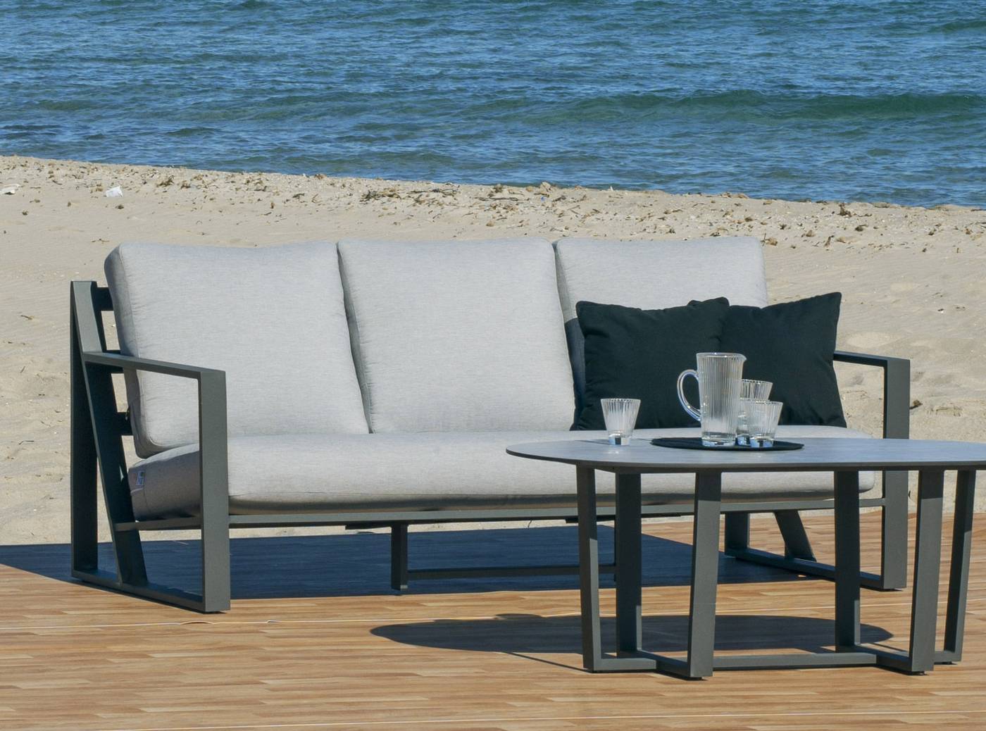 Lujoso sofá 3 plazas de alumnio, con cojines gran confort desenfundables. Disponible en color blanco, antracita, champagne, plata o marrón.