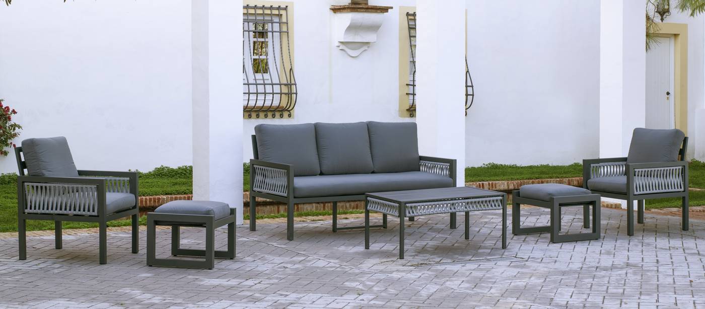 Conjunto aluminio y cuerda: 1 sofá de 3 plazas + 2 sillones + 1 mesa de centro + 2 taburetes + cojines. Colores: blanco, gris, marrón o champagne.
