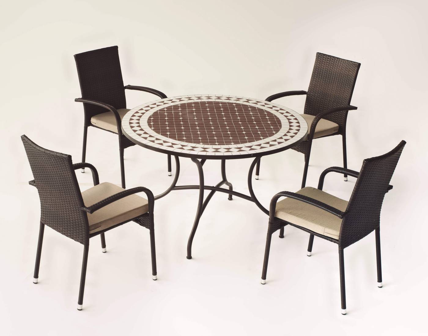 Conjunto de forja color marrón: mesa con tablero mosaico de 120 cm + 4 sillones de ratán sintético con cojines.