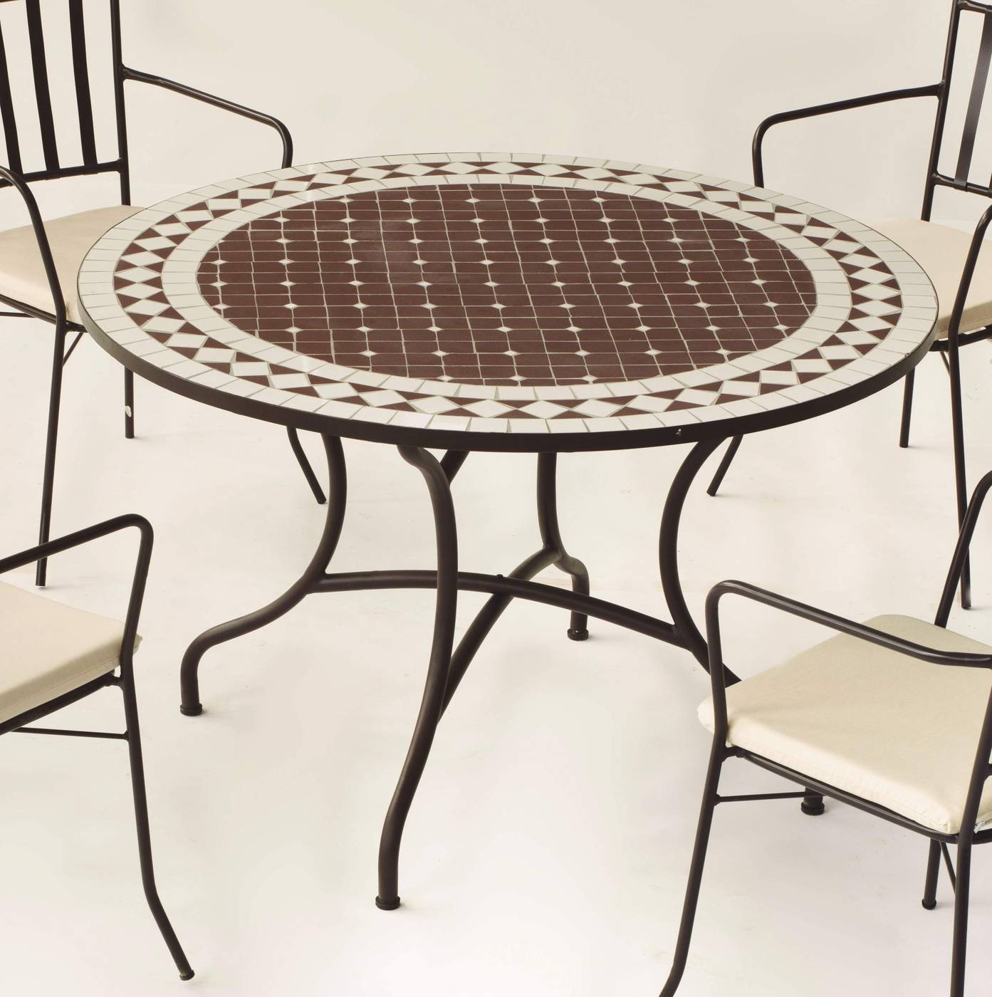 Conjunto Mosaico Alondra120-Bergamo - Conjunto de forja color marrón: mesa con tablero mosaico de 120 cm + 4 sillones de ratán sintético con cojines.