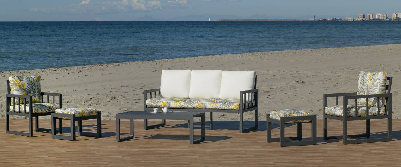 Conjunto aluminio: 1 sofá 3 plazas + 2 sillones + 1 mesa de centro + 2 reposapiés + cojines. Disponible en color blanco o antracita.
