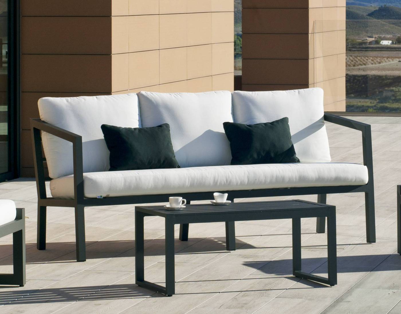 Sofá 3 plazas con cojines gran confort desenfundables. Estructura aluminio  color blanco, plata, marrón, champagne o antracita.