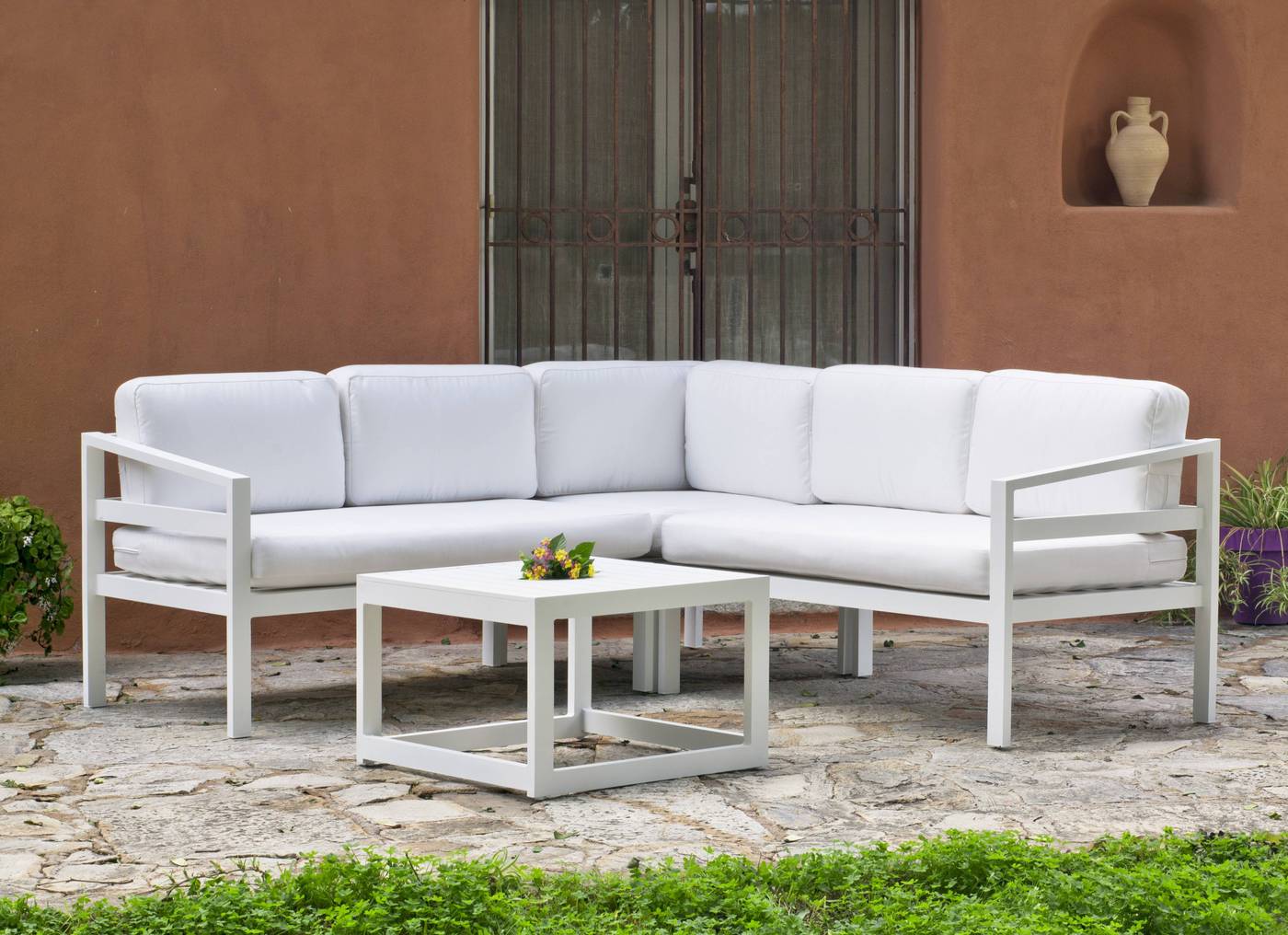 Rinconera modular de aluminio luxe color blanco o antracita: 2 sofás laterales + 1 módulo rinconera central + mesa centro cuadrada +  cojines.