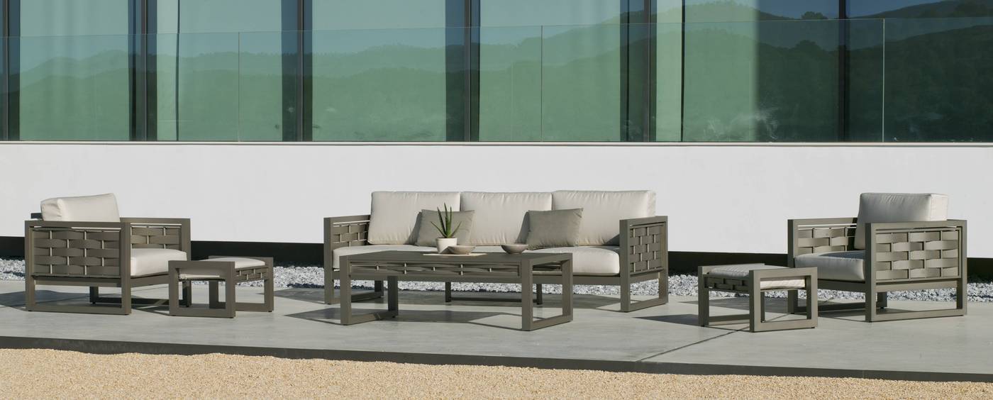 Lujoso conjunto de aluminio luxe: 1 sofá de 3 plazas + 2 sillones + 2 reposapiés + 1 mesa de centro + cojines. Estructura de color blanco, antracita o champagne.