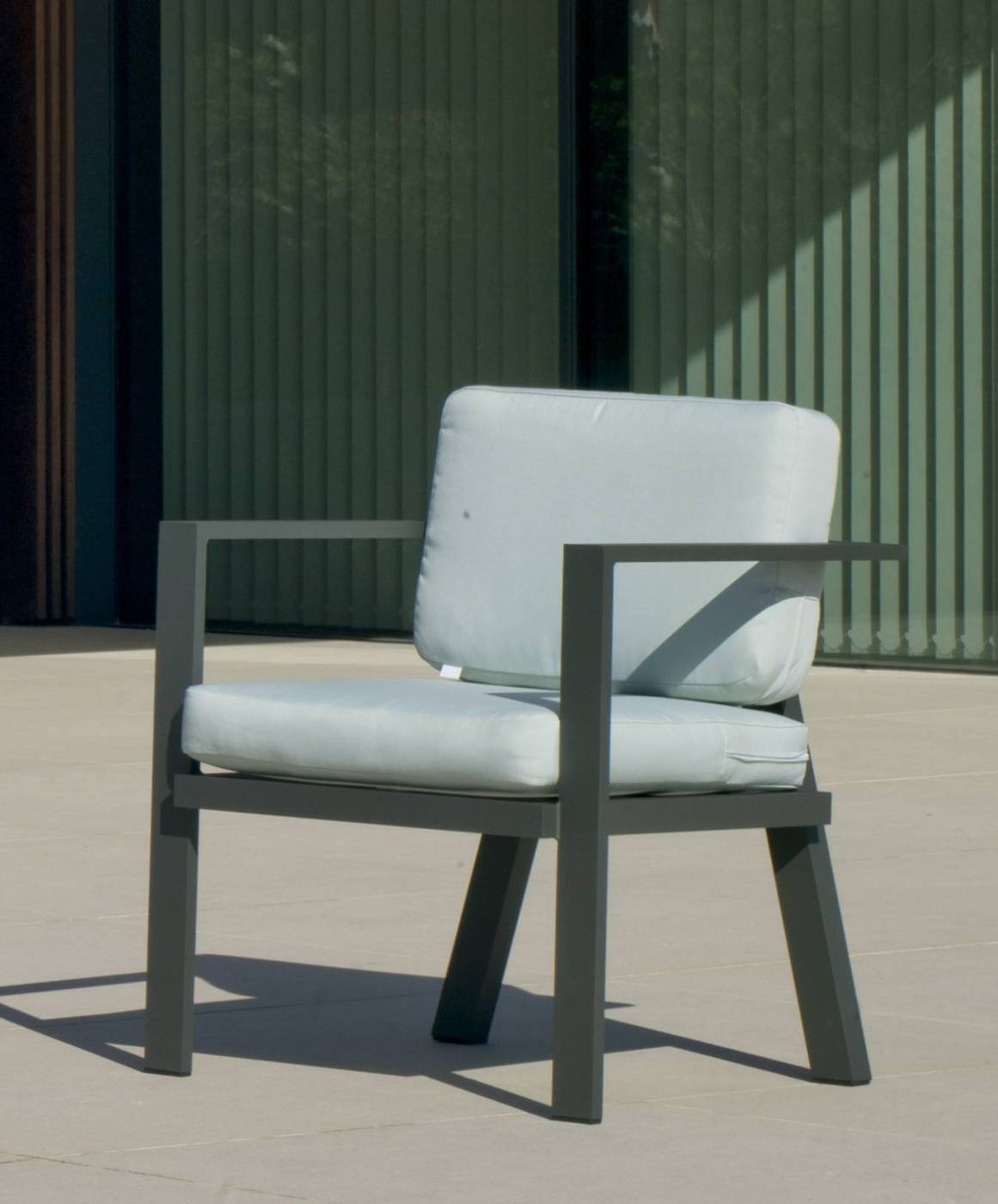 Conjunto Aluminio Luxe Azores-8 - Conjunto de aluminio luxe: 1 sofá de 3 plazas + 2 sillones + 1 mesa de centro + cojines. Disponible en color blanco y antracita.
