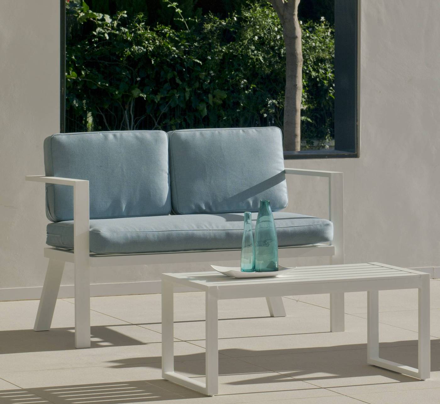 Sofá Luxe 2 plazas con cojines gran confort desenfundables. Estructura aluminio color blanco y antracita.