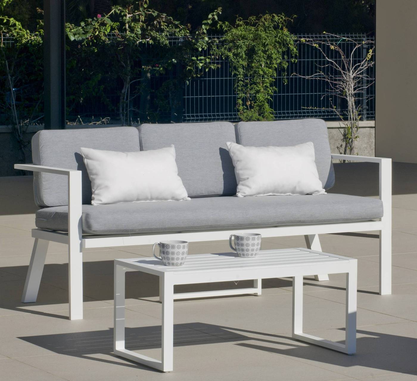 Conjunto Aluminio Luxe Azores-8 - Conjunto de aluminio luxe: 1 sofá de 3 plazas + 2 sillones + 1 mesa de centro + cojines. Disponible en color blanco y antracita.