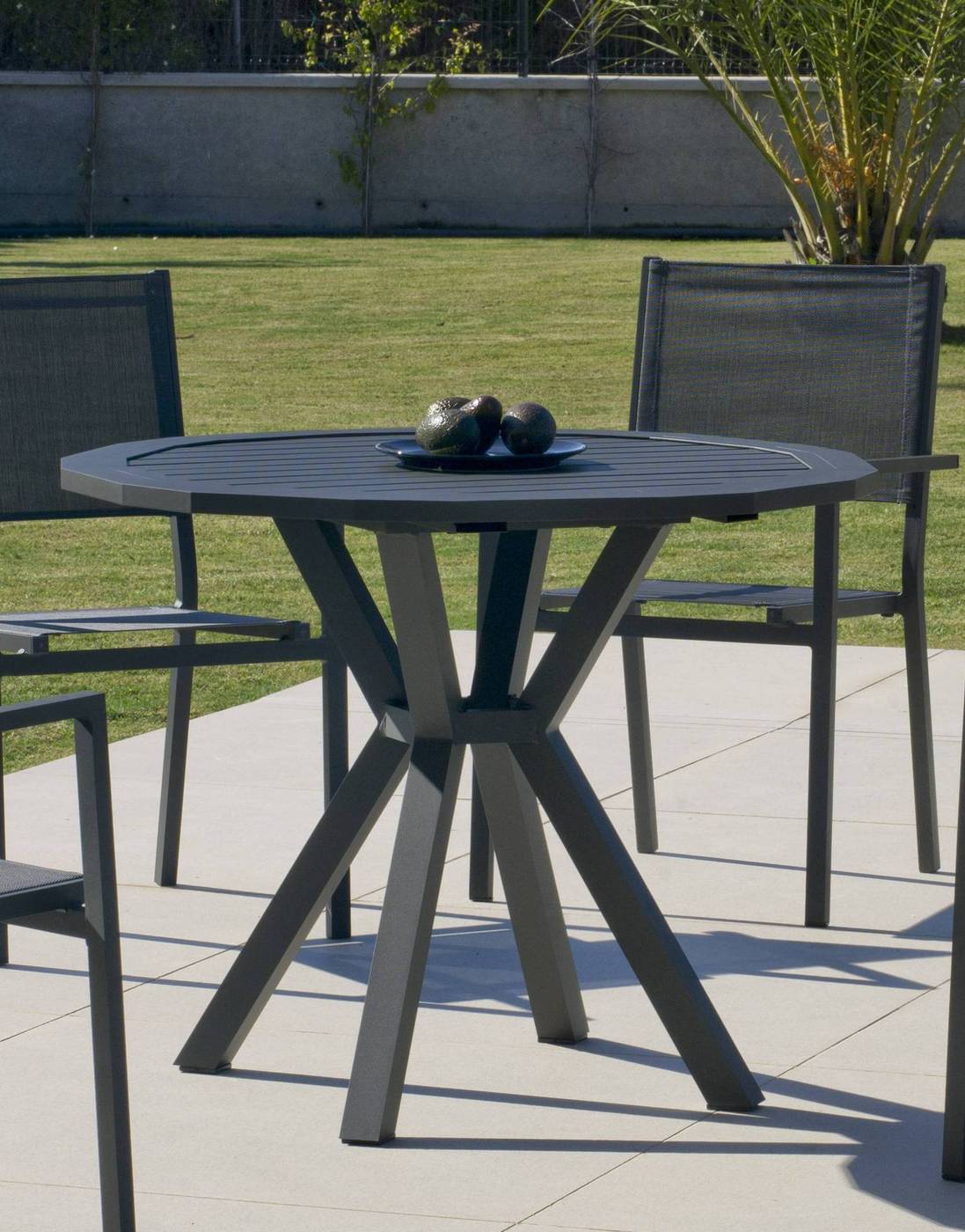 Moderna mesa poligonal de 100 cm, de aluminio luxe color blanco, plata o antracita, con tablero de lamas de aluminio.