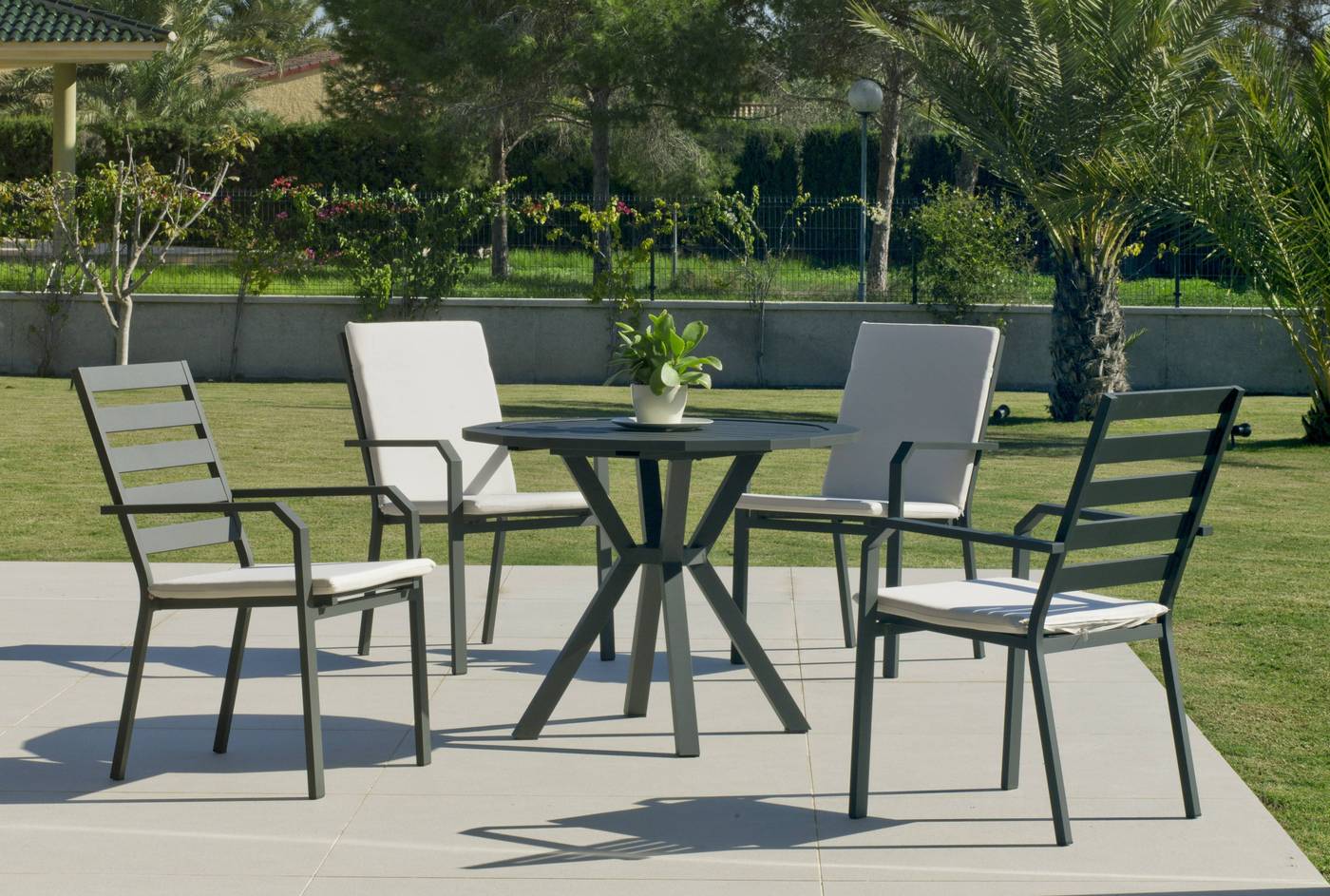 Moderno conjunto de aluminio luxe: Mesa de comedor poligonal de 110 cm. + 4 sillones. Disponible en color blanco, plata y antracita.