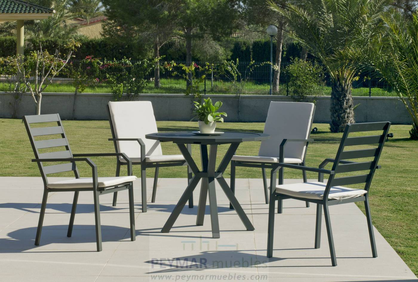 Moderno conjunto de aluminio luxe: Mesa de comedor poligonal de 110 cm. + 4 sillones. Disponible en color blanco, antracita, champagne, plata o marrón.