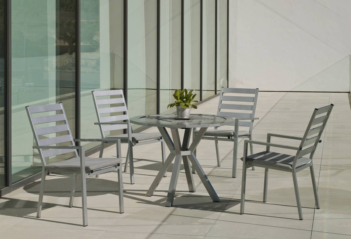 Moderno conjunto de aluminio luxe: Mesa de comedor poligonal de 110 cm. + 4 sillones de aluminio. Disponible en color blanco, plata y antracita.