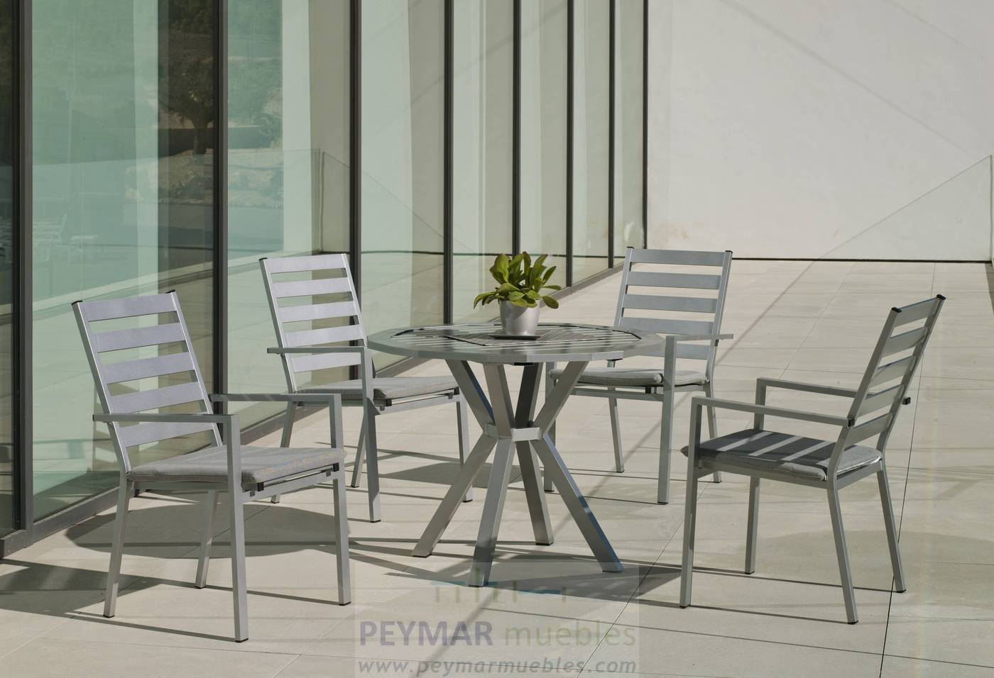 Moderno conjunto de aluminio luxe: Mesa de comedor poligonal de 110 cm. + 4 sillones de aluminio. Disponible en color blanco, antracita, champagne, plata o marrón.