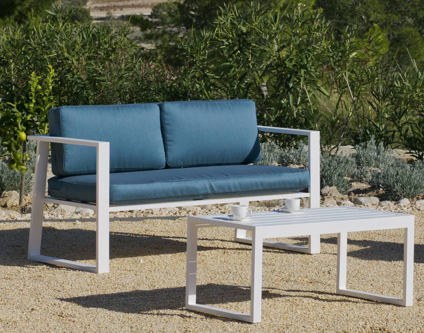 Conjunto Aluminio Luxe Boracay-7 - Conjunto aluminio luxe: 1 sofá de 2 plazas + 2 sillones + 1 mesa de centro + cojines. Disponible en color blanco, plata y antracita.
