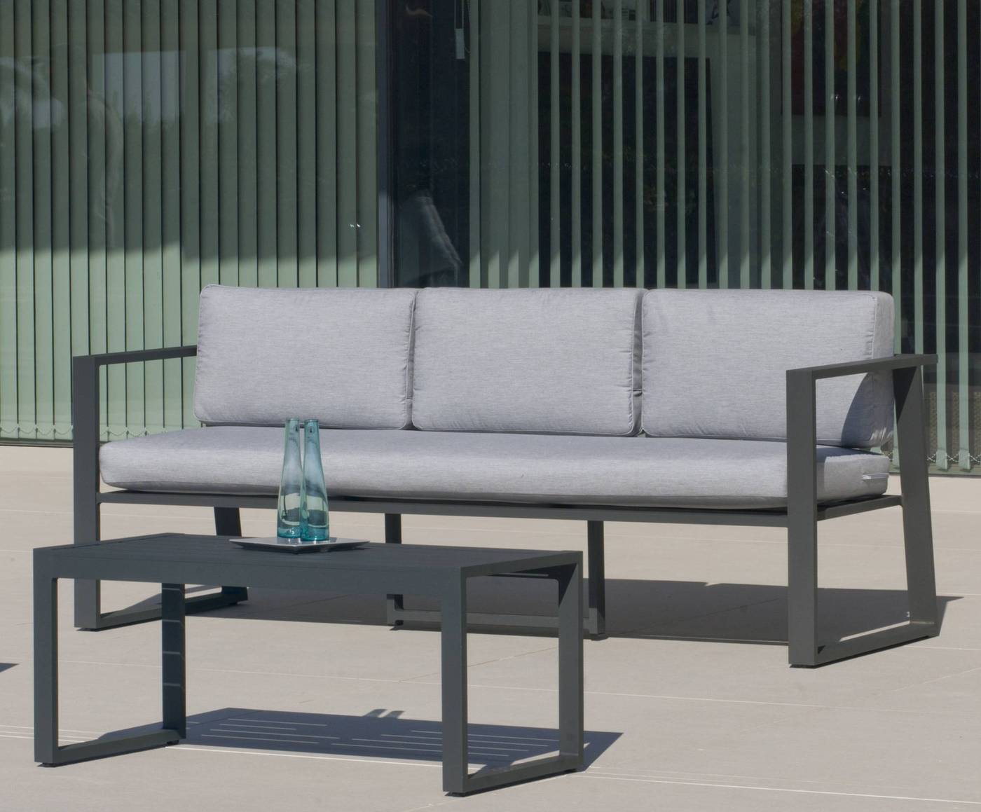 Sofá 3 plazas con cojines gran confort desenfundables. Estructura aluminio luxe color blanco, plata y antracita.