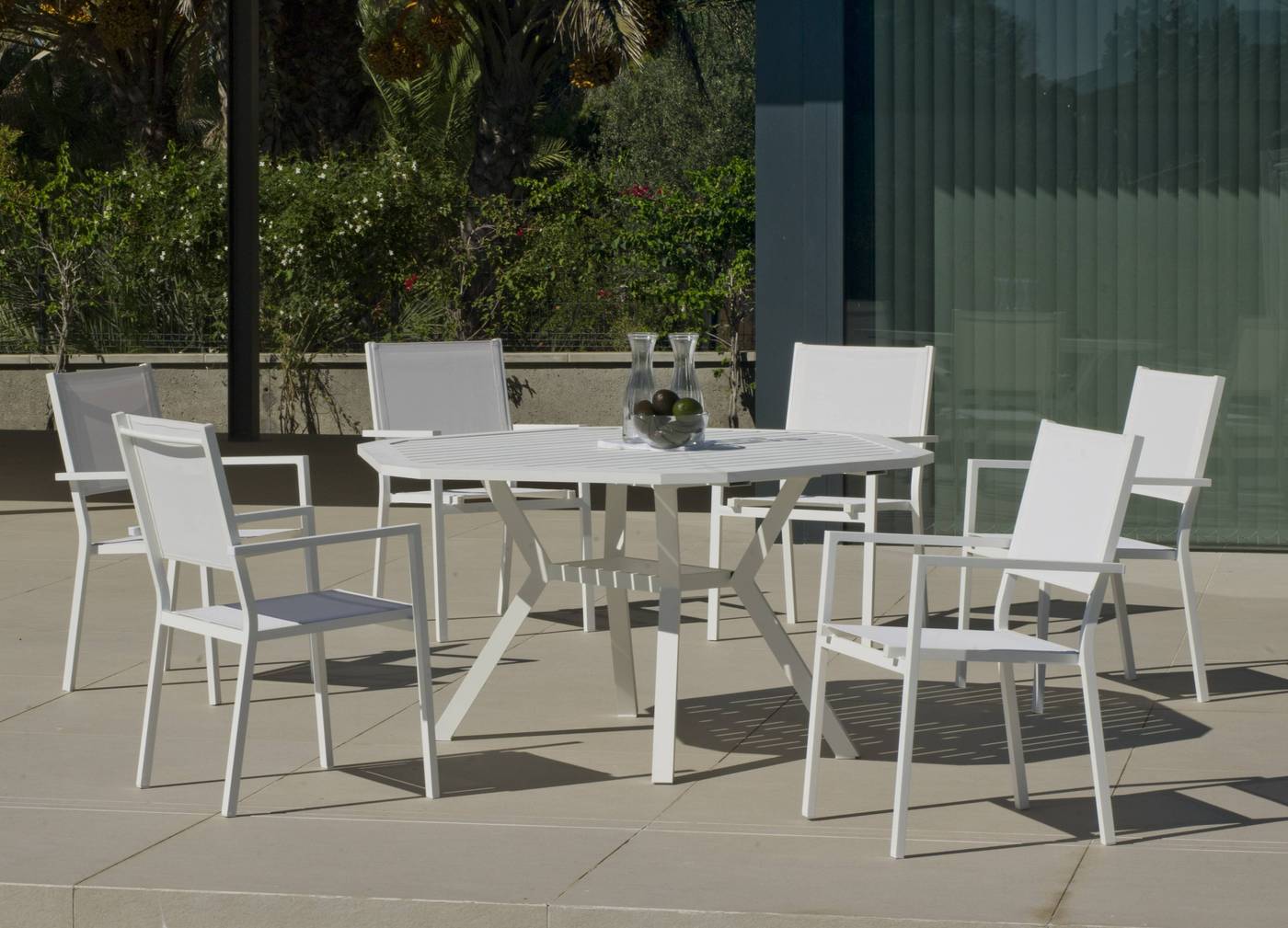Moderno conjunto de aluminio luxe: Mesa de comedor hexagonal de 150 cm. + 6 sillones de textilen. Disponible en color blanco, antracita, champagne, plata o marrón.