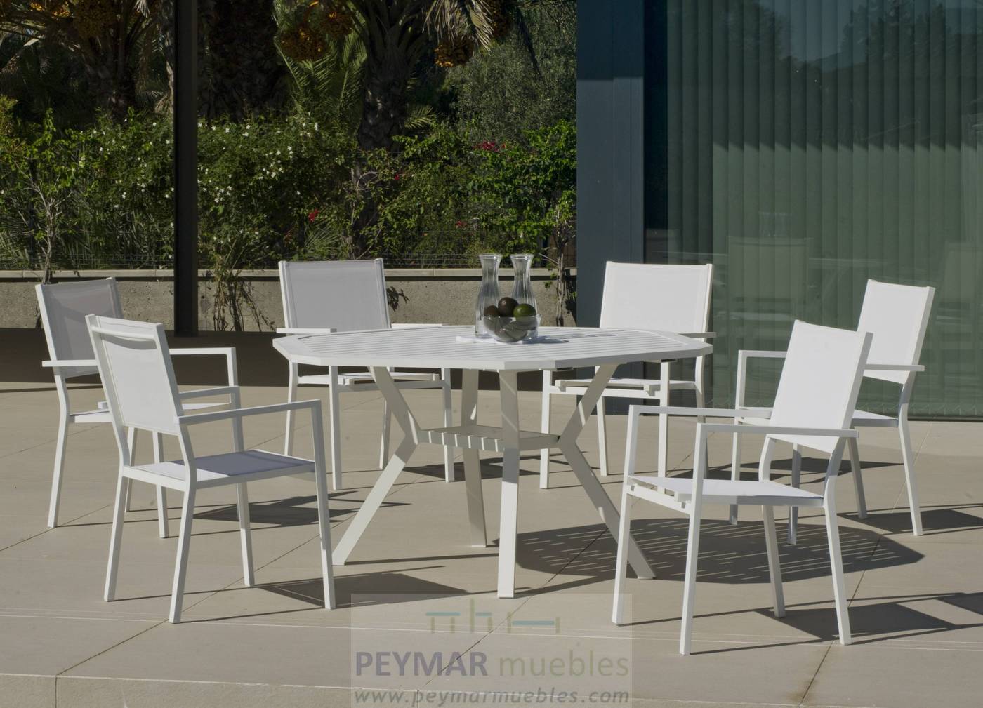 Moderno conjunto de aluminio luxe: Mesa de comedor hexagonal de 150 cm. + 6 sillones de textilen. Disponible en color blanco, antracita, champagne, plata o marrón.